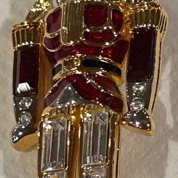 VINTAGE MONET SIGNED NUTCRACKER SOLDIER HOLIDAY BROACH PIN…ENAMEL/RHINESTONE - Picture 4 of 7